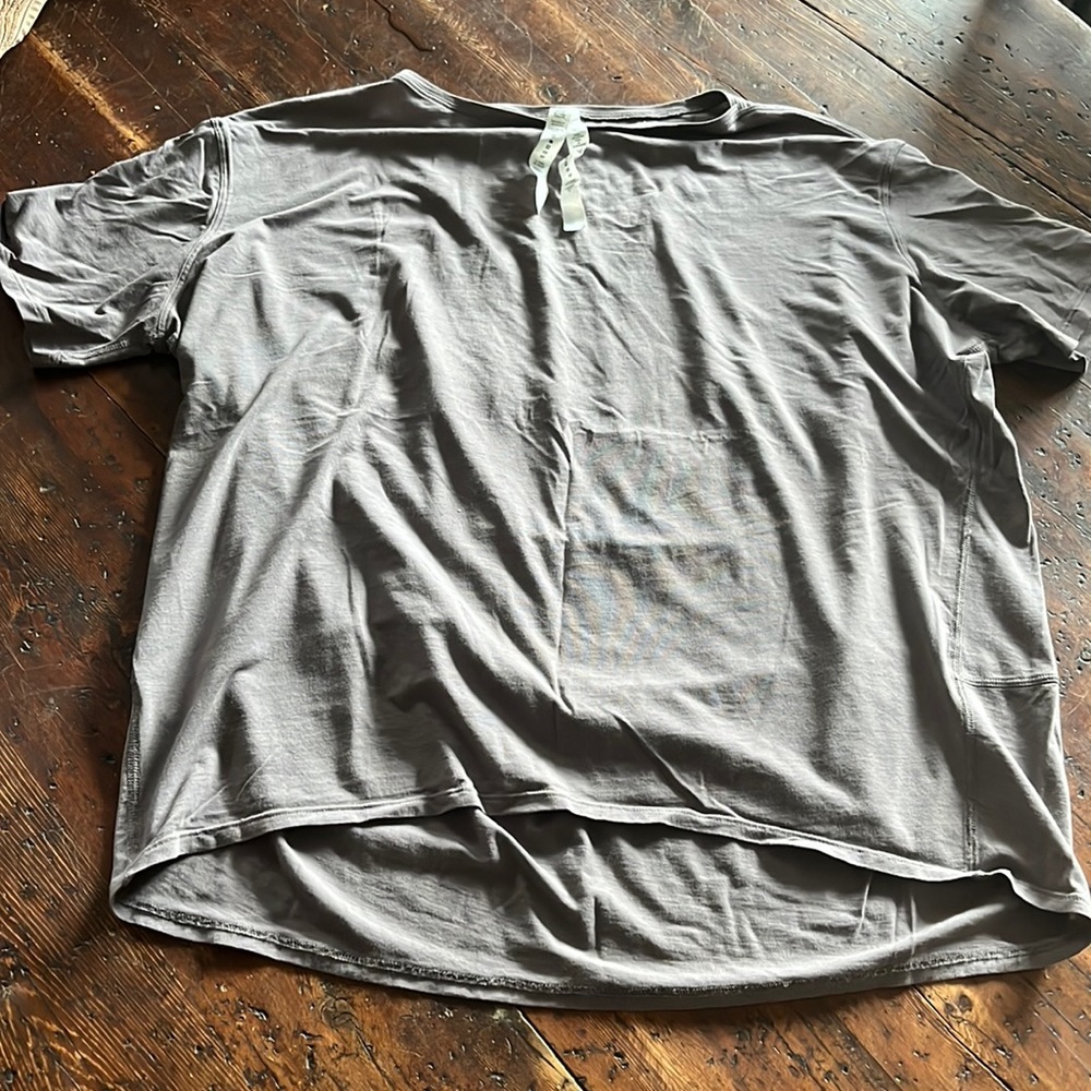 Lululemon Back in Action tee, size 8